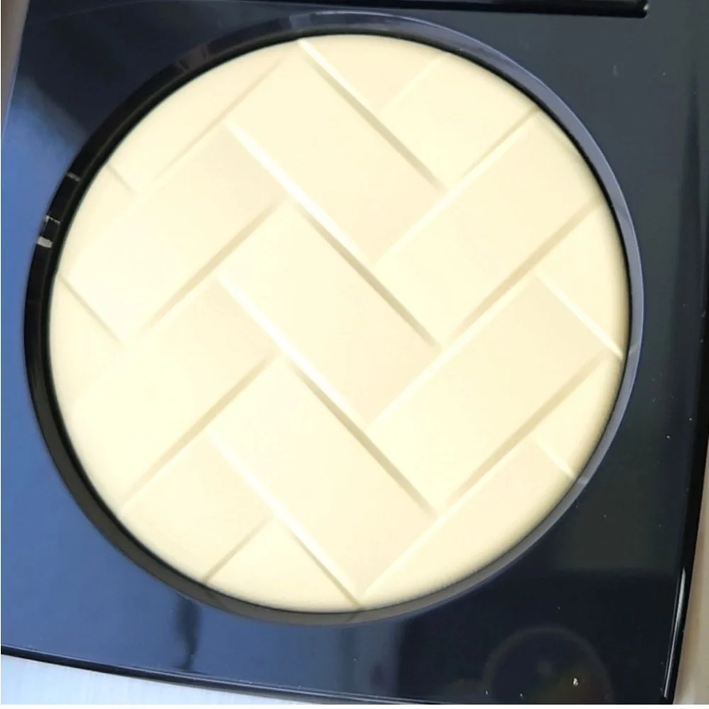 NIB BOBBI BROWN VITAMIN ENRICHED PRESSED FINISHING POWDER IN YELLOW